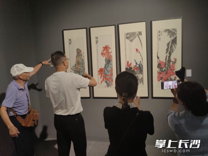 观众聚焦中国画作品《花卉四屏》。