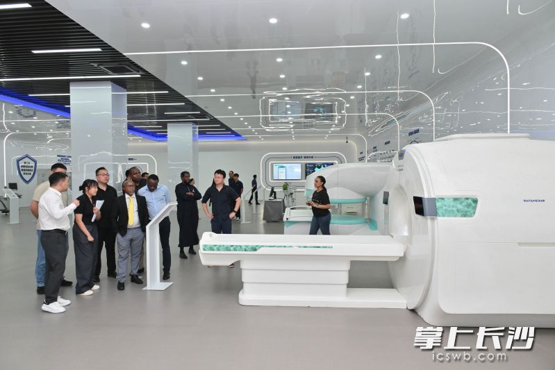 15日下午，坦桑尼亚医疗代表团走进湖南迈太科医疗科技有限公司参观考察。 均为受访单位供图