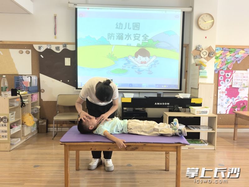 孩子上台参与模拟体验，加深防溺水知识记忆。 均为通讯员供图