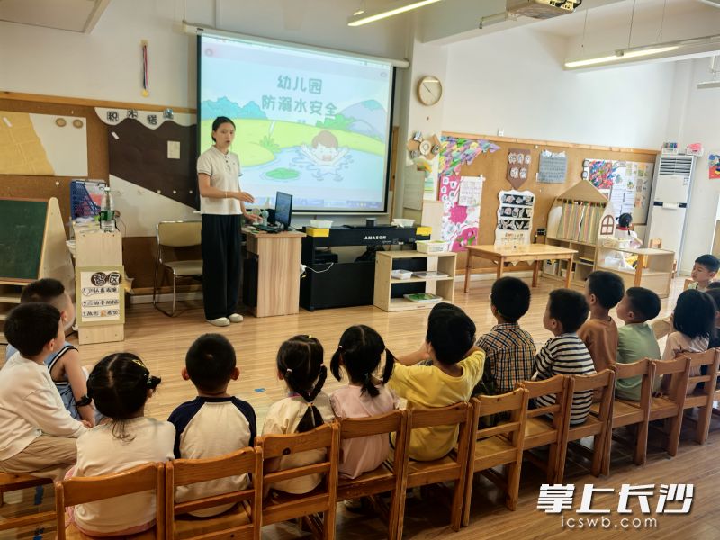 防溺水宣传活动现场，孩子们认真听讲。