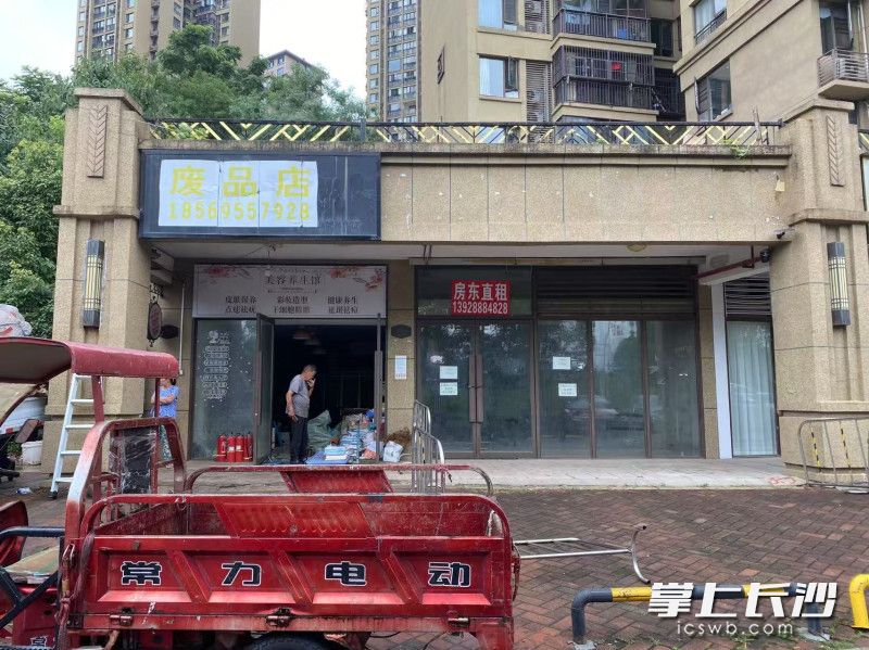 廖女士的门面和废品店挨在一起。  长沙晚报全媒体记者 黎铁桥 摄