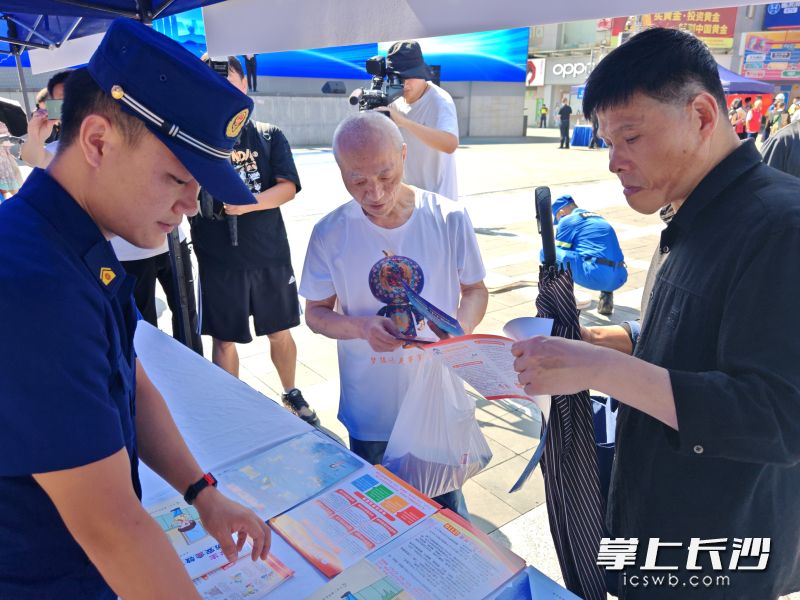 天心消防向市民发放宣传资料。 长沙晚报通讯员 朱伟强 摄