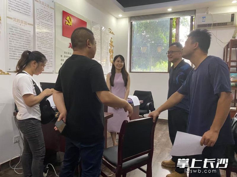 双方在社区进行调解。 长沙晚报全媒体记者 黎铁桥 摄