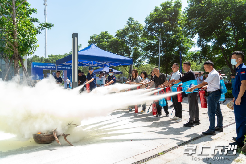 长沙经开消防组织开展灭火演练。 长沙晚报通讯员 张佳欣 摄
