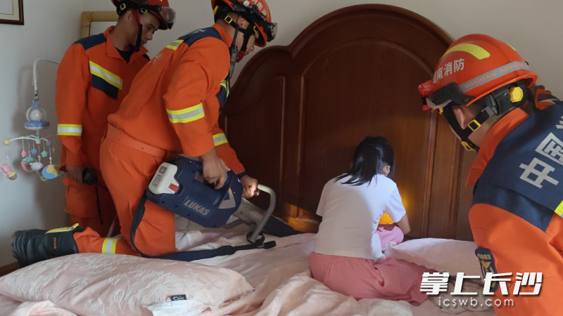 消防员帮助小女孩脱困。 长沙晚报通讯员 李铁应 摄