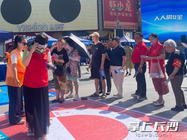 仿醉酒驾驶体验吸引了不少市民排队体验。