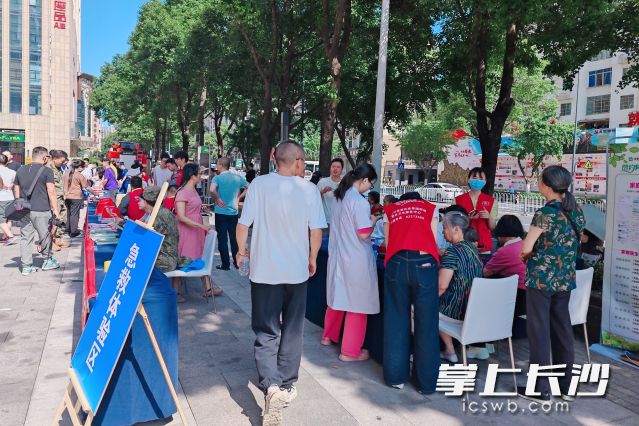 急救体验区吸引了不少市民学习。
