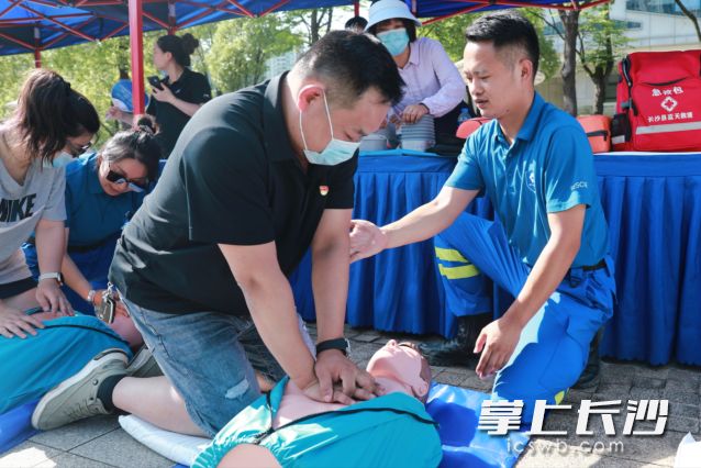居民们利用半身模拟人认真练习心肺复苏。