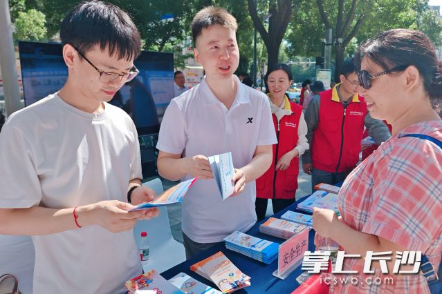 16日，芙蓉区韭菜园街道化身“全民安全大课堂”。 均为长沙晚报全媒体记者舒元臻、通讯员欧阳卓娅摄