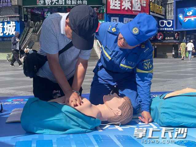 市民正在体验心肺复苏。