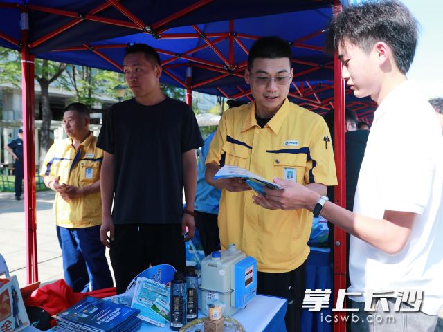 各部门工作人员针对居民最关心的安全问题开展着咨询服务。