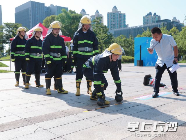 星沙街道微型消防站拉练比武决赛激烈上演。
