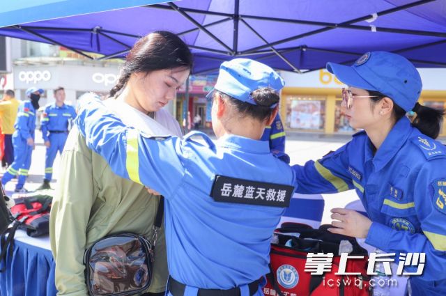 岳麓蓝天救援队队员现场手把手教学。