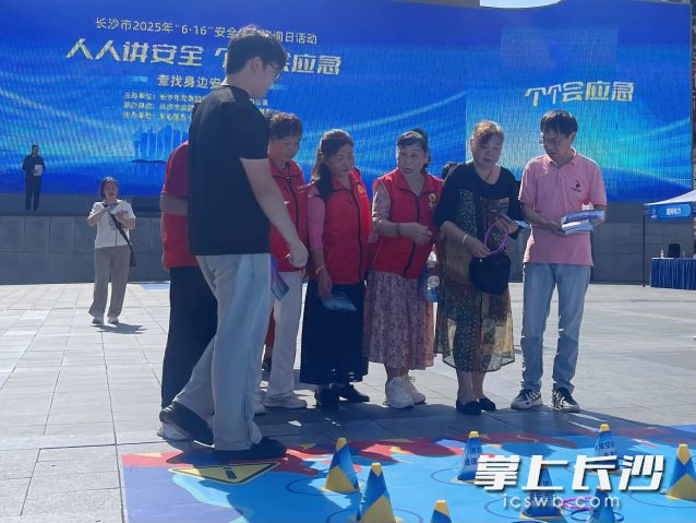 市民体验安全排查套圈圈。