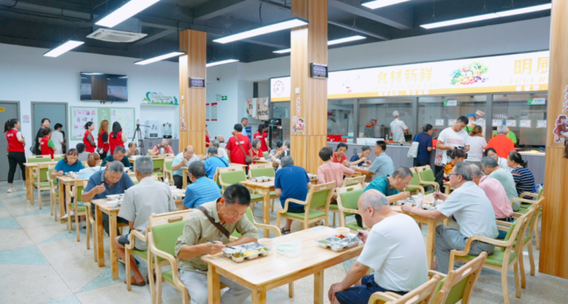 天心区仰天湖社区食堂，方便居民在家门口就能吃上营养健康、经济实惠的饭菜。图片来源于“长沙民政”