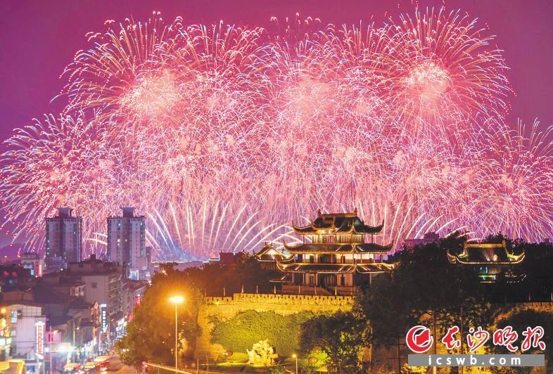 天心阁已是一座集旅游观光、 历史科普、 实景演艺、网红打卡、旅游新消费于一体的文旅消融合新型旅游综合体。图片来源于长沙晚报网