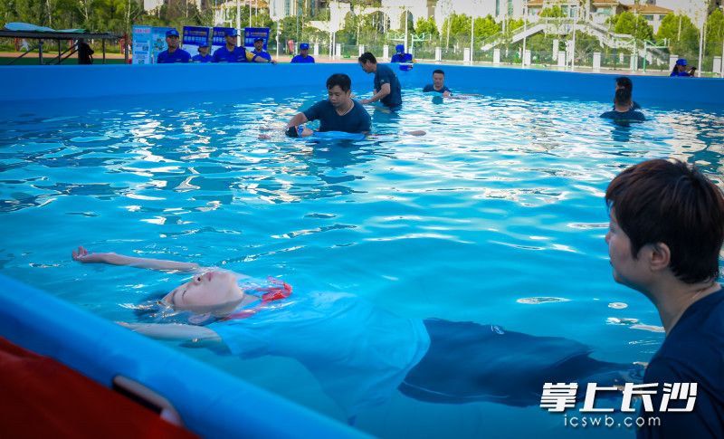 在教官指导下，孩子们成功完成水中“静漂”与自救。均为通讯员供图