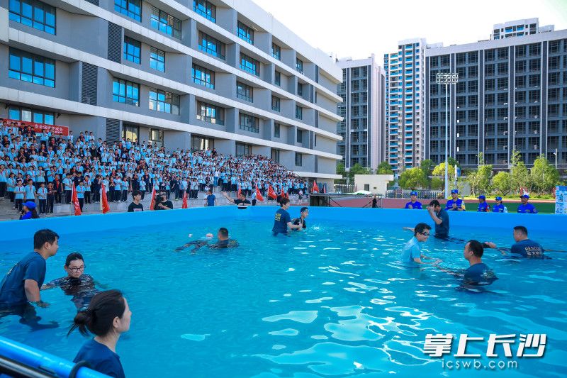 活动现场创新性地搭建了一个10米宽的大水池，将“危险水域”直接搬进校园。