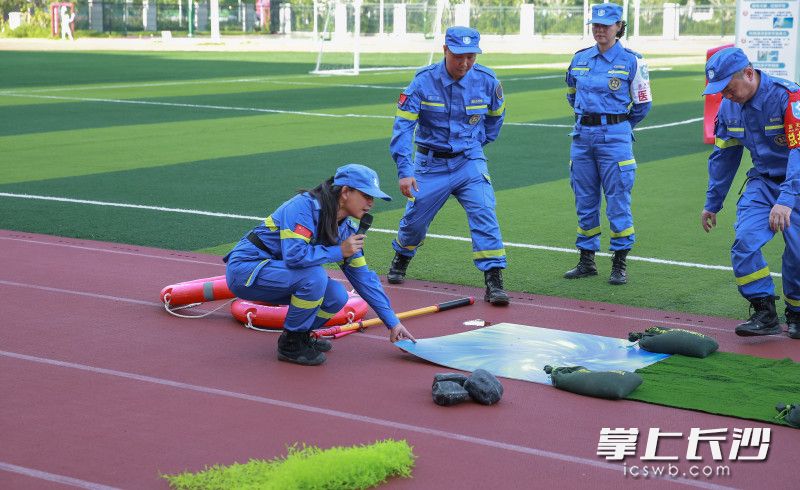  教官用物料模拟出水库、滚水坝、潭水等常见溺水危险区域。