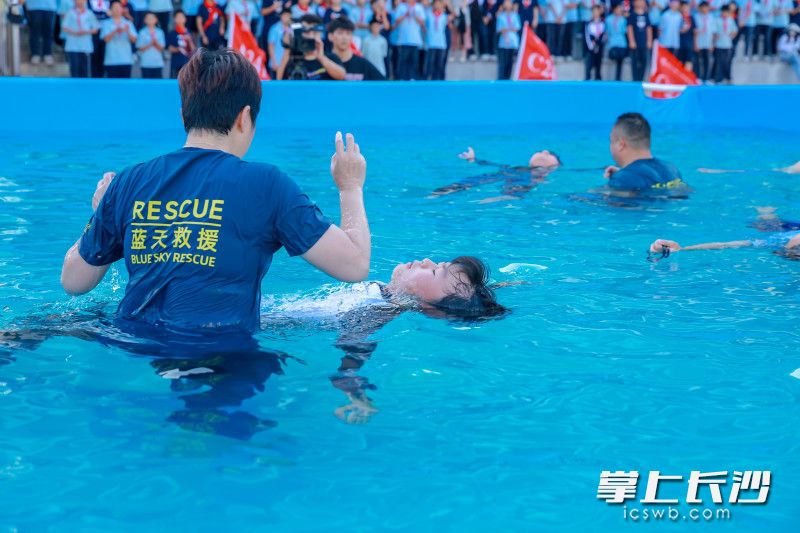 模拟“自己不慎落水”时，学生们成功完成水中“静漂”与自救。