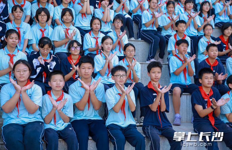 学生们与教官积极互动。