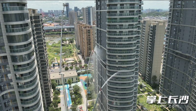 6月17日起,市消防救援支队组织开展为期4天的高层建筑专业队实战化演训。 均为长沙晚报通讯员徐立摄 6月17日起,市消防救援支队组织开展为期4天的高层建筑专业队实战化演训。 均为长沙晚报通讯员徐立摄