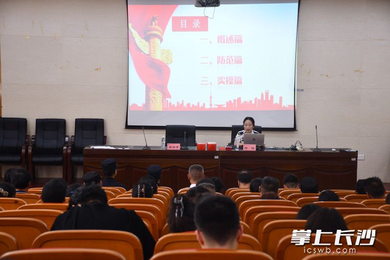 防火监督员为高校学子上安全课。 长沙晚报通讯员 胡宇波 摄