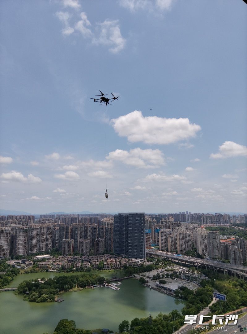 无人机为消防队员投递空呼气瓶。 无人机为消防队员投递空呼气瓶。