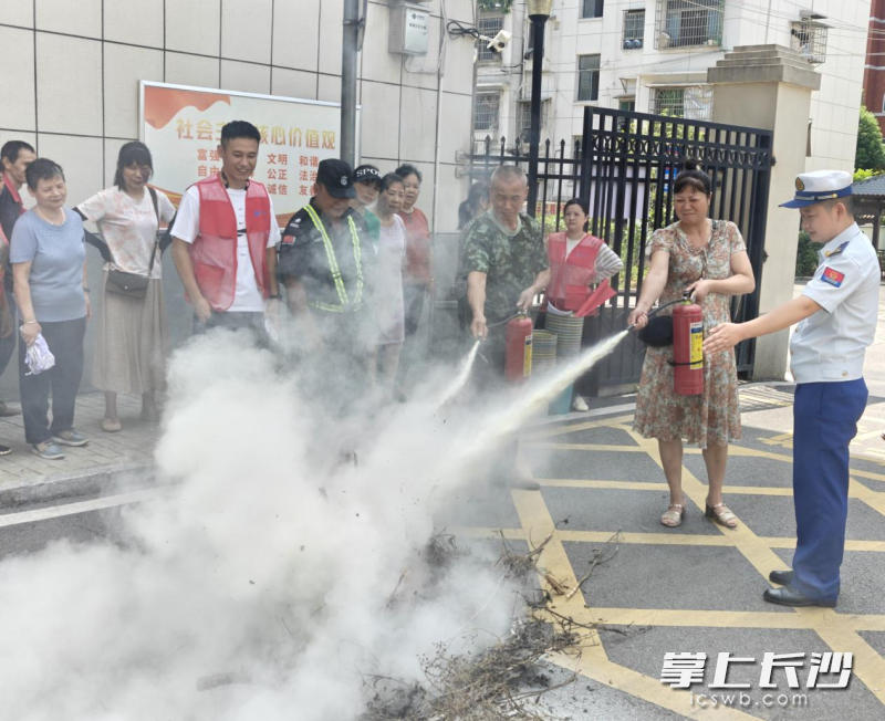 市民在学习灭火技能。 长沙晚报通讯员 杨来富 摄
