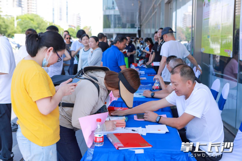 工作人员向市民发放安全生产资料。 长沙晚报通讯员 谢梦嘉 摄