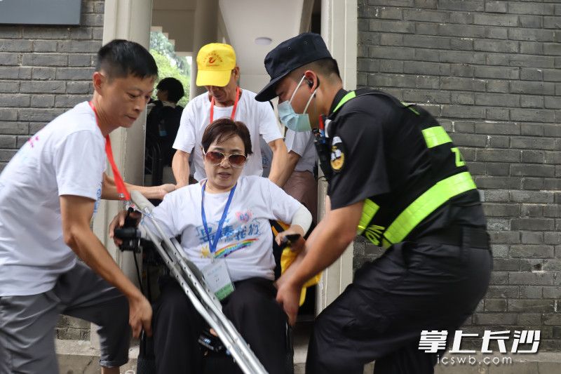 志愿者提供贴心服务。 志愿者提供贴心服务。