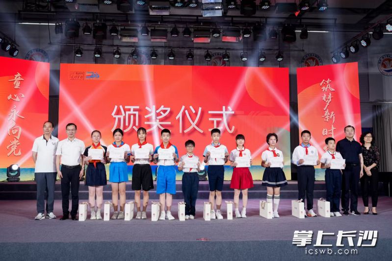 雨花区十大领航校的省市三好学生代表获赠学习包。