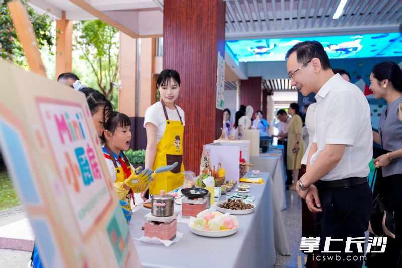 红色长廊、红领巾小书丛、红领巾艺梦台及劳动教育“迷你小厨房”四大板块，集中呈现了学校的育人成果。