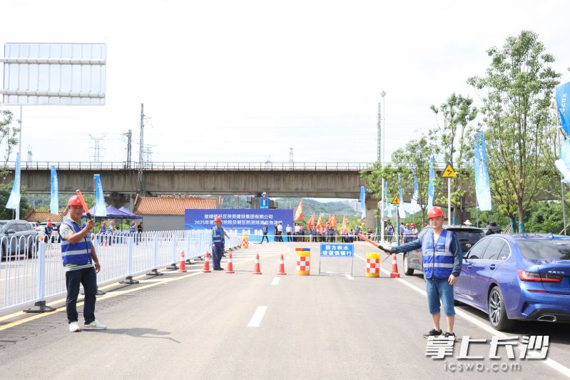6月17日,在望城区白沙洲街道小河路,随着总指挥一声令下,望城经开区投资建设集团有限公司2025年度防汛抢险及城区防涝排渍应急演练正式开始。均为通讯员供图 6月17日,在望城区白沙洲街道小河路,随着总指挥一声令下,望城经开区投资建设集团有限公司2025年度防汛抢险及城区防涝排渍应急演练正式开始。均为通讯员供图