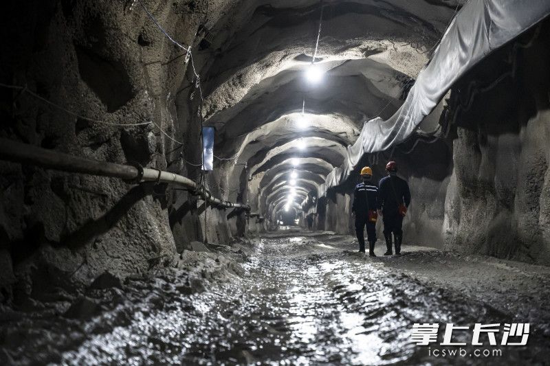 闷热感、湿透的衣服，让记者感觉在井下步行的1800米十分漫长。