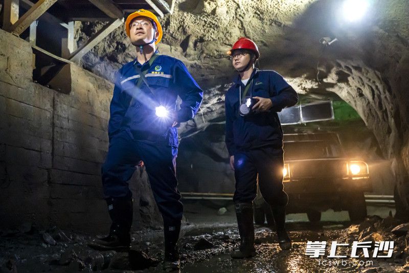 6月11日，在湖南博隆矿业开发有限公司湖南省七宝山硫铁矿矿井里，长沙市应急事务中心管理七级职员谭浪浪（左）正在开展行政检查和指导服务。 均为长沙晚报全媒体记者刘晓敏摄