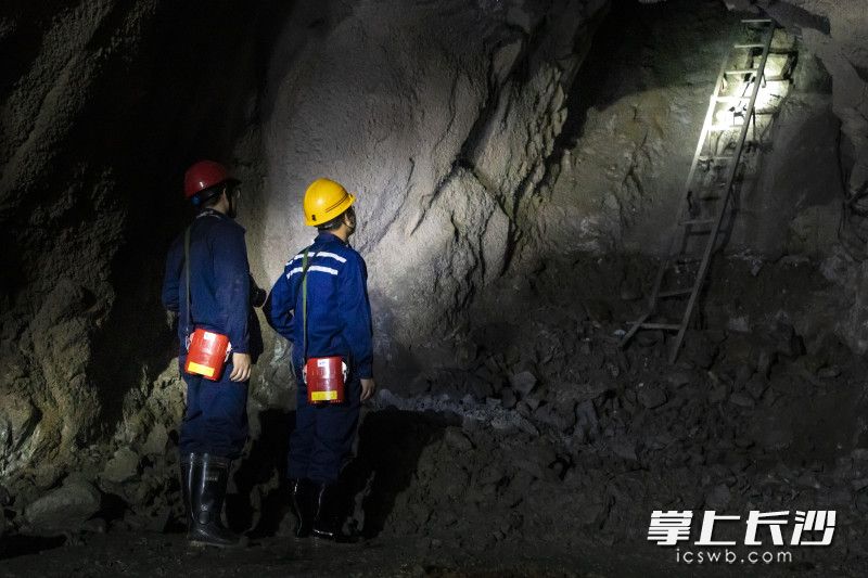 谭浪浪跟工作人员在矿井内排查风险隐患。