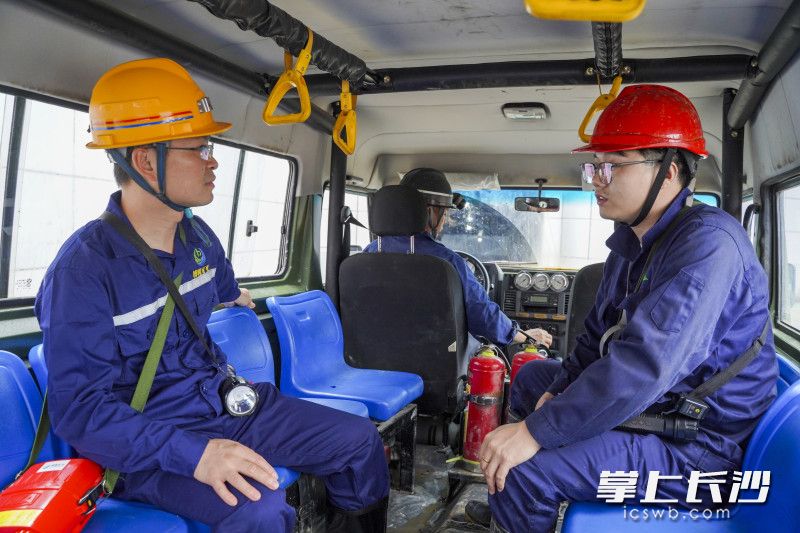 从斜坡道乘坐沾满泥土的井下无轨胶轮运输车进入矿井深处，车辆也逐渐变得颠簸起来。