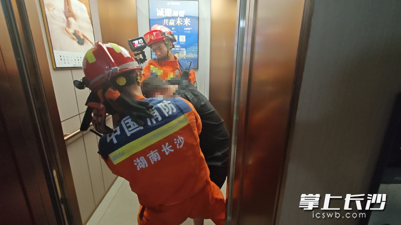 消防员从故障电梯中救出醉酒男子。 长沙晚报通讯员 袁喆 摄