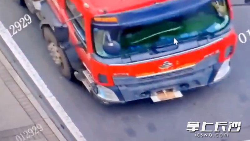 渣土车车牌向下翻转。 视频截图 渣土车车牌向下翻转。 视频截图