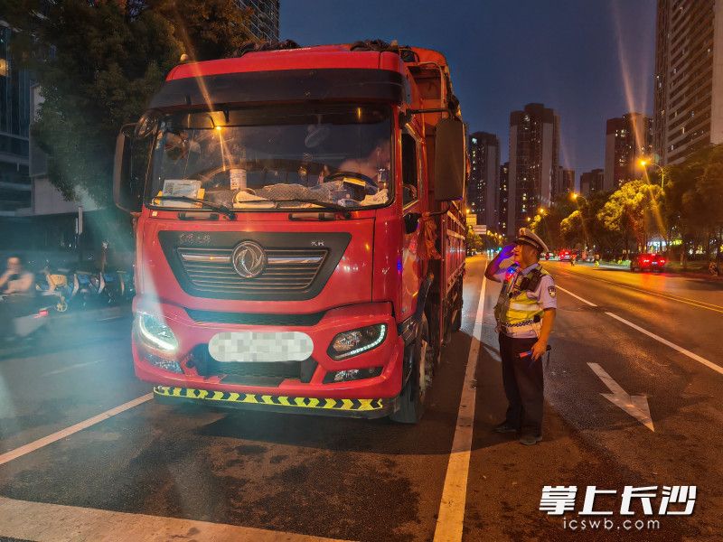 净化中考期间道路交通环境，长沙交警开展集中整治行动。通讯员 供图