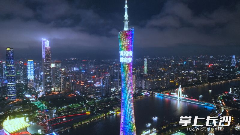 18日晚，广州塔亮灯，打出“全运接力粤湘情，全民同辉体育梦”标语。 均为十五运组委会供图