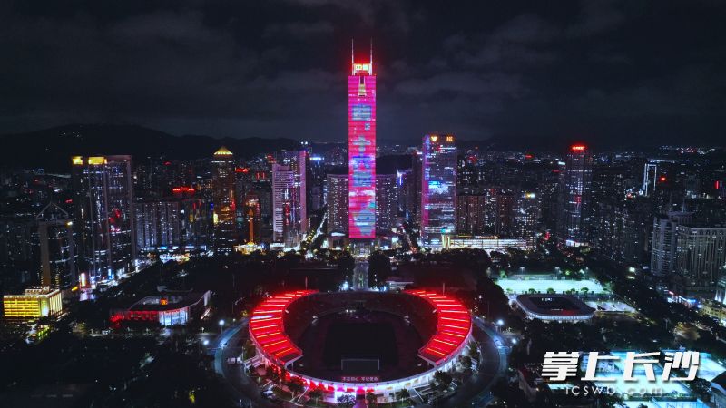 中信大厦亮灯，打出“嗨，十六运。十五运在广州‘湘’你”标语。