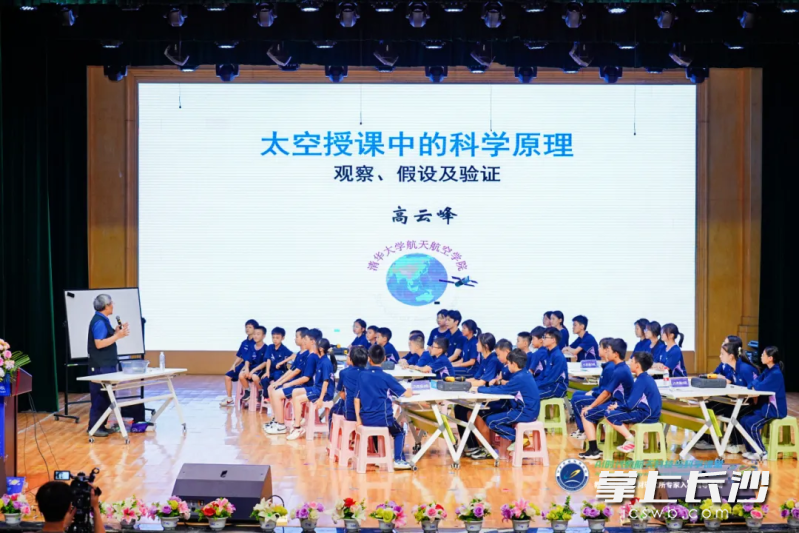 清华大学高云峰教授给同学们上课。 清华大学高云峰教授给同学们上课。