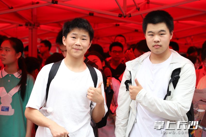 在长沙市一中双语实验学校考点外，考生自信满满地为自己点赞。