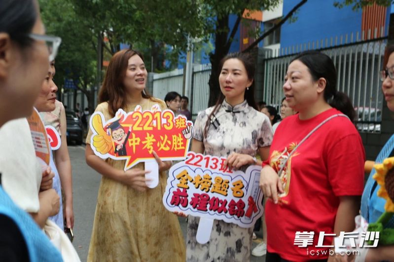 芙蓉区长郡芙蓉中学考点，老师现场做起了家长心理辅导。