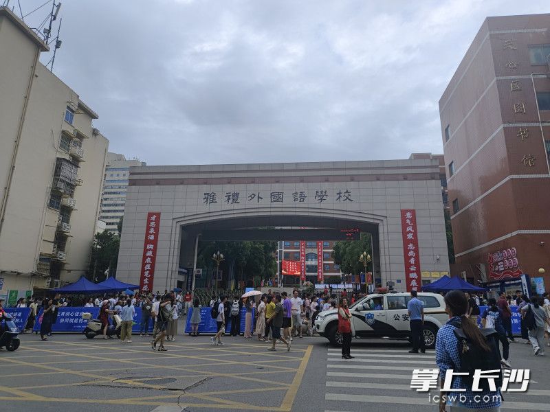 长沙中考今日开考。早上七点半雅礼外国语学校考点外，已有不少考生等待进入考场。除署名外均为长沙晚报全媒体记者 张炎炎 摄