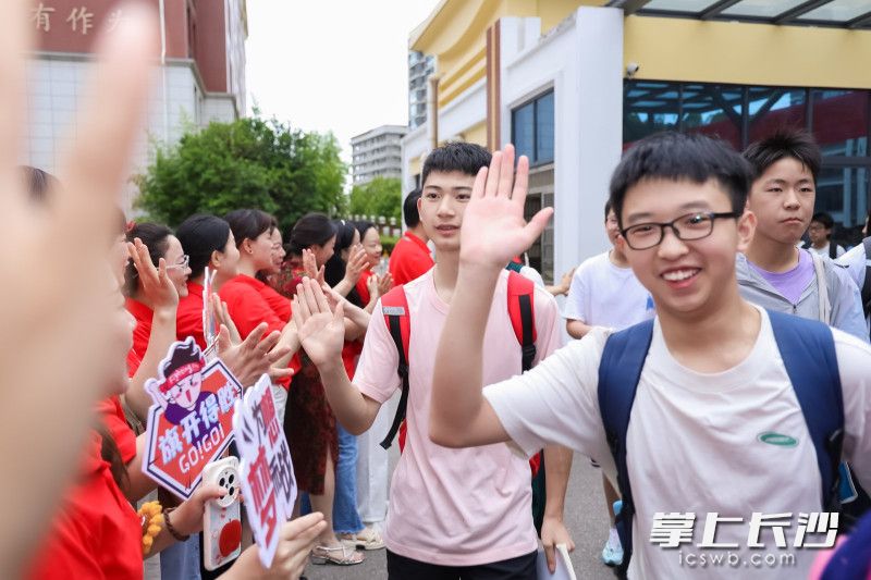 长郡外国语实验中学考点，考生信心满满地与老师击掌。学校供图