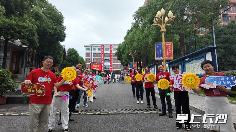 笔下生花，一举夺魁。