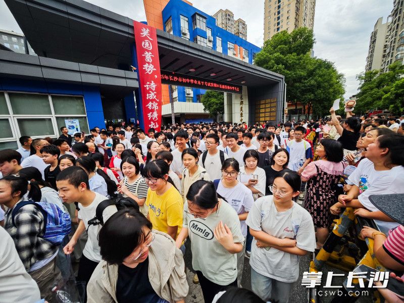 6月18日，长沙市长郡芙蓉中学考点，中考第一天学生下考。 均为长沙晚报全媒体记者董阳摄
